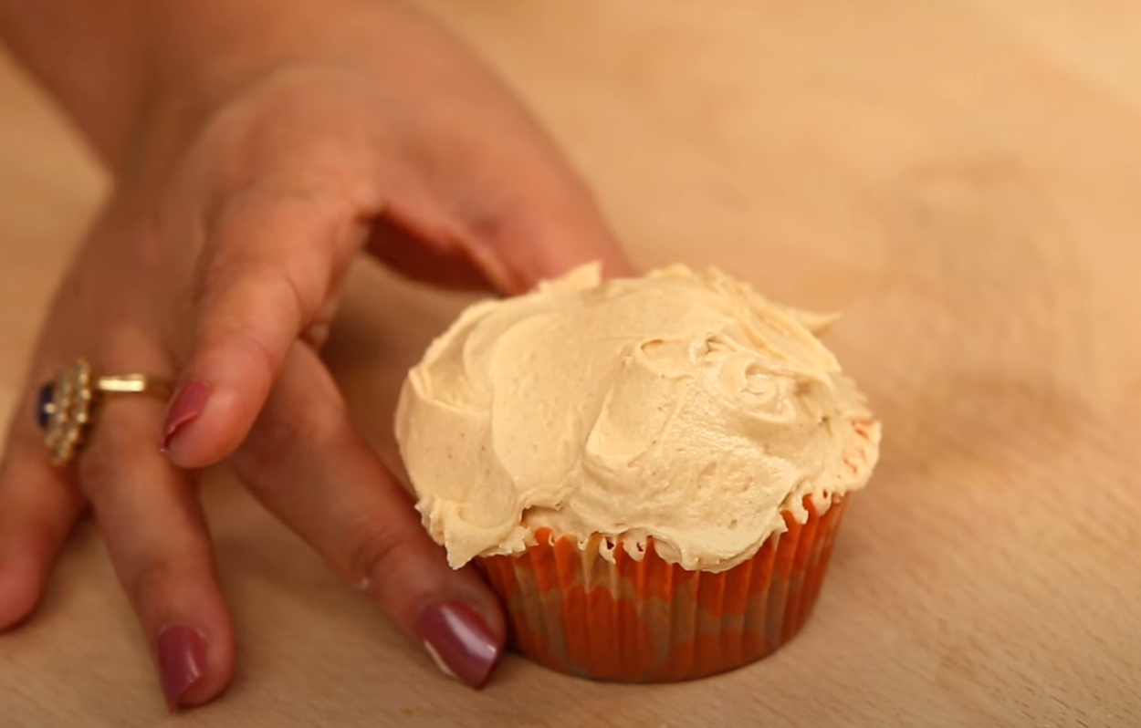 VIDEO RECIPE: Peanut Butter Buttercream Frosting – Peanut Butter & Co - ilovepeanutbutter.com